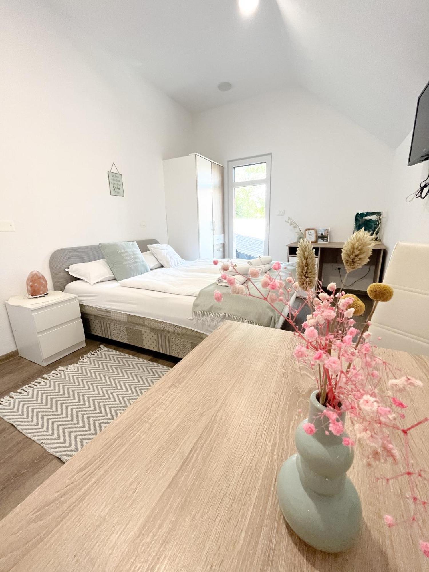 Anita'S Studio Apartments Любляна Экстерьер фото
