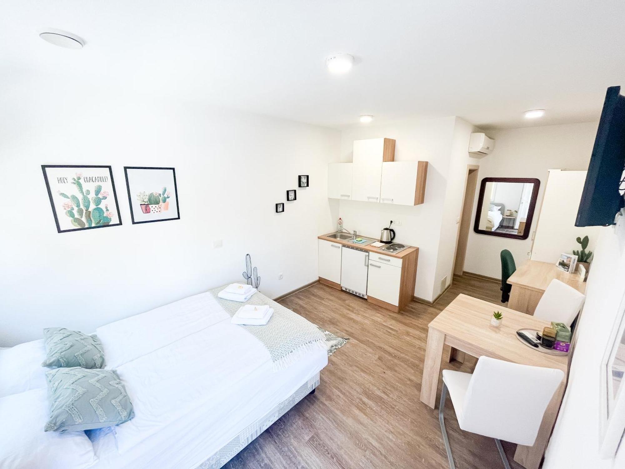 Anita'S Studio Apartments Любляна Экстерьер фото